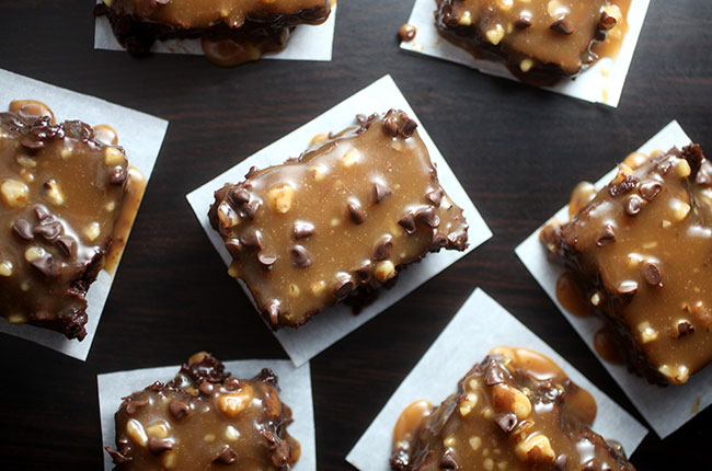 DIY caramel crunch brownies treat for Father's Day