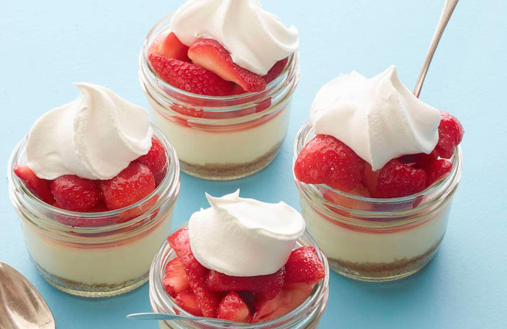 strawberry cheesecake in mason jars