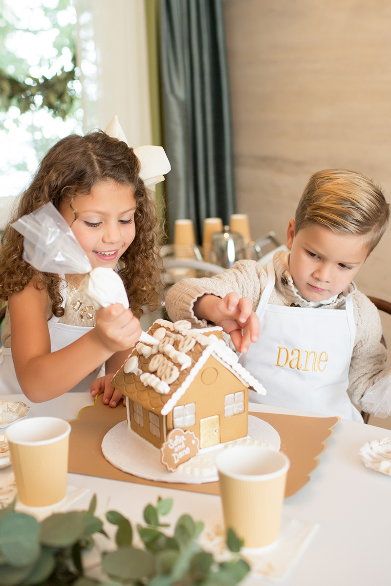 kids decorating gingerbread house